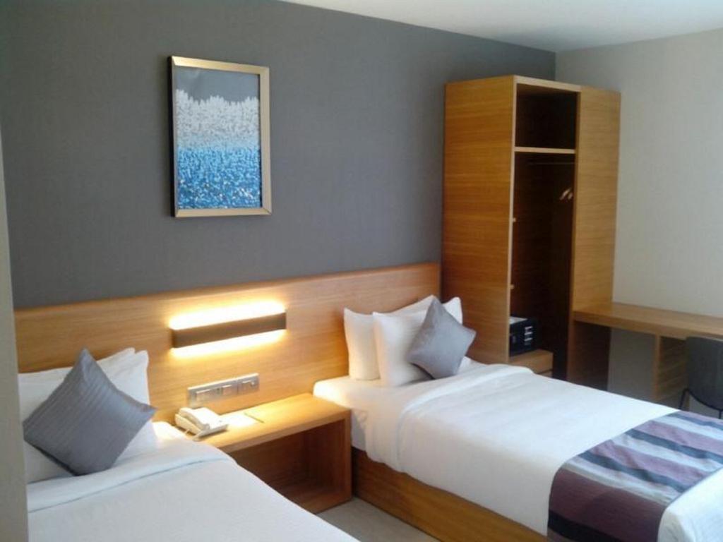 Hotel Suba Elite Vadodara Room photo